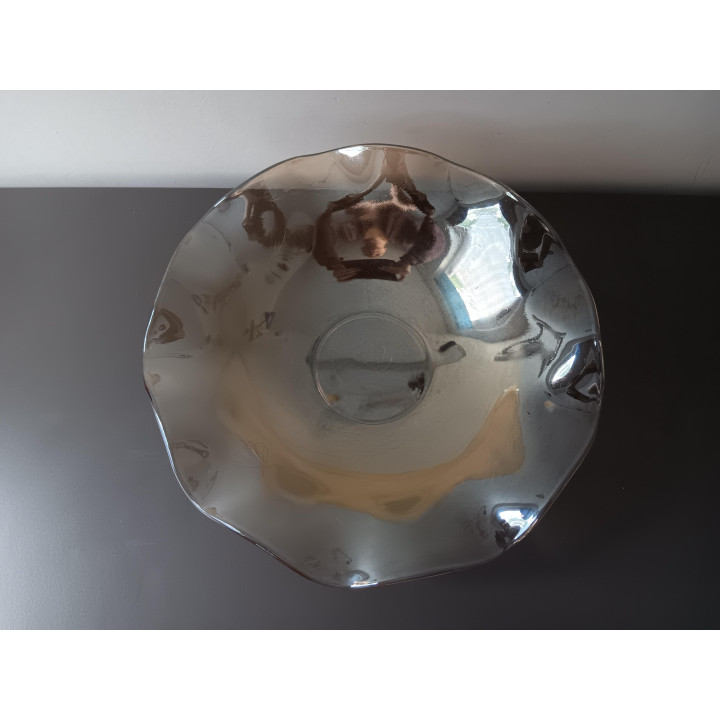 Golvende glazen schaal met bloemmotief