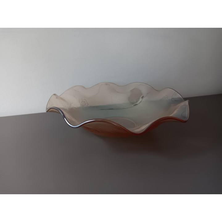 Golvende glazen schaal met bloemmotief