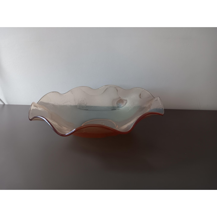 Golvende glazen schaal met bloemmotief