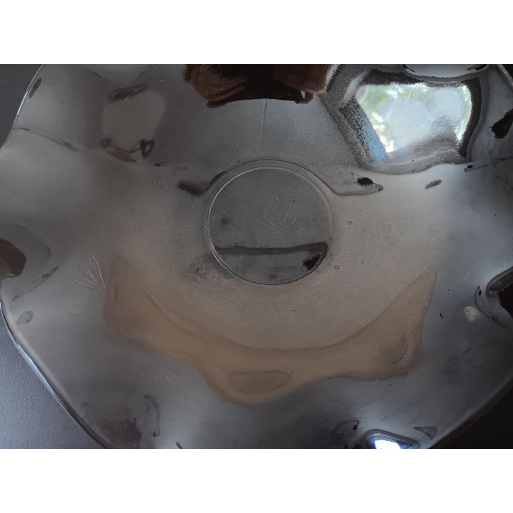 Golvende glazen schaal met bloemmotief