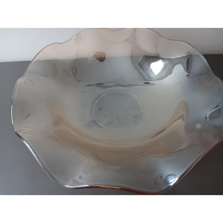 Golvende glazen schaal met bloemmotief