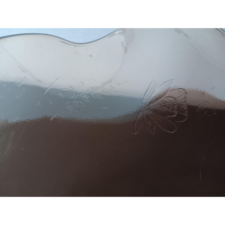 Golvende glazen schaal met bloemmotief