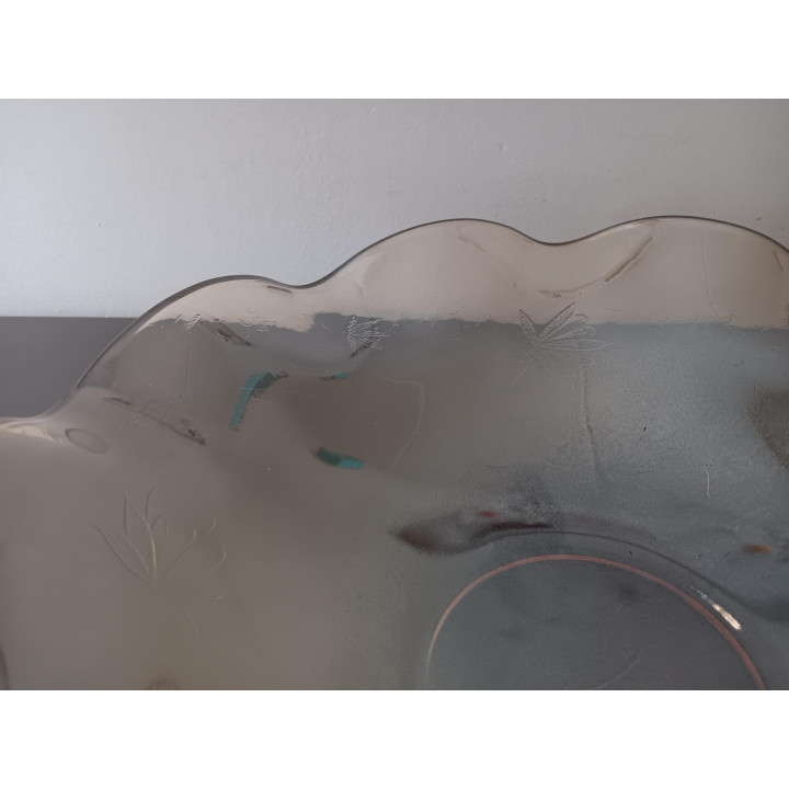 Golvende glazen schaal met bloemmotief