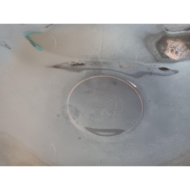 Golvende glazen schaal met bloemmotief