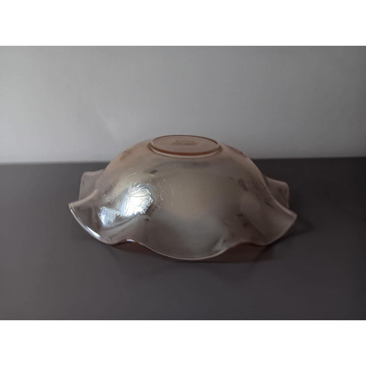 Golvende glazen schaal met bloemmotief