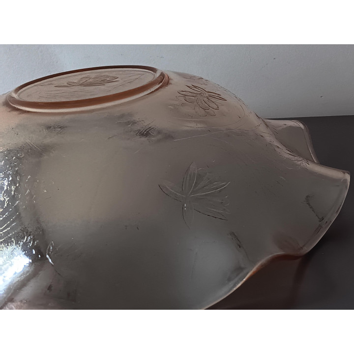 Golvende glazen schaal met bloemmotief