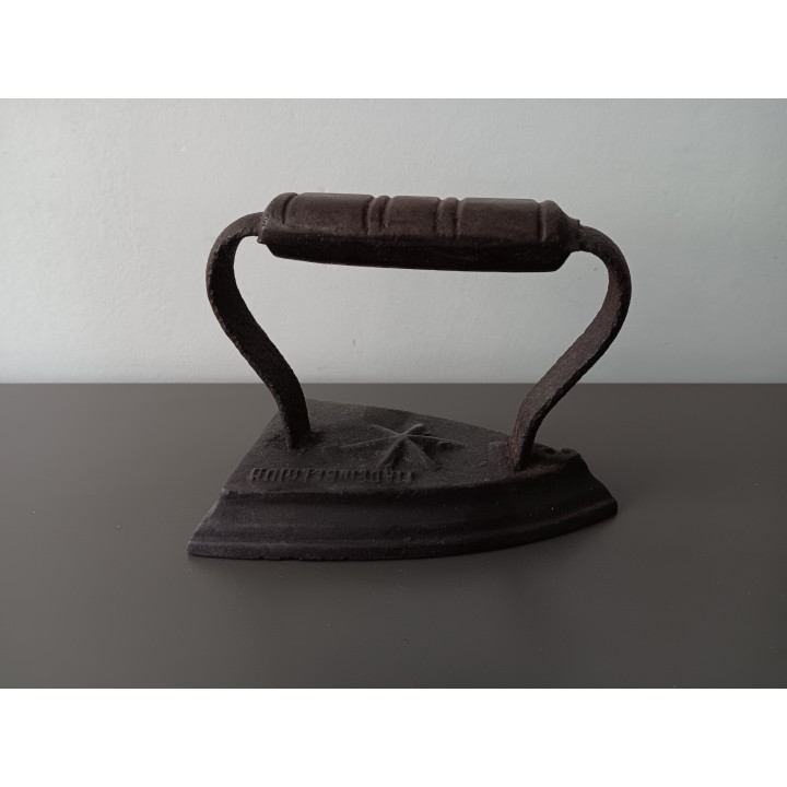 Antiek gietijzeren strijkijzer