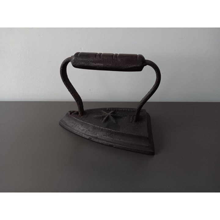 Antiek gietijzeren strijkijzer
