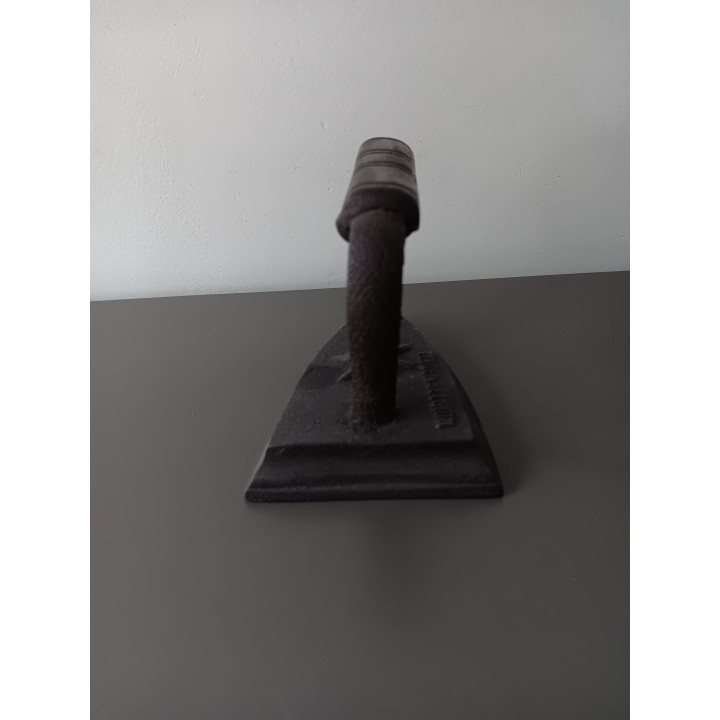 Antiek gietijzeren strijkijzer