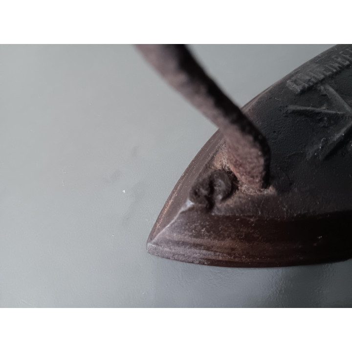 Antiek gietijzeren strijkijzer