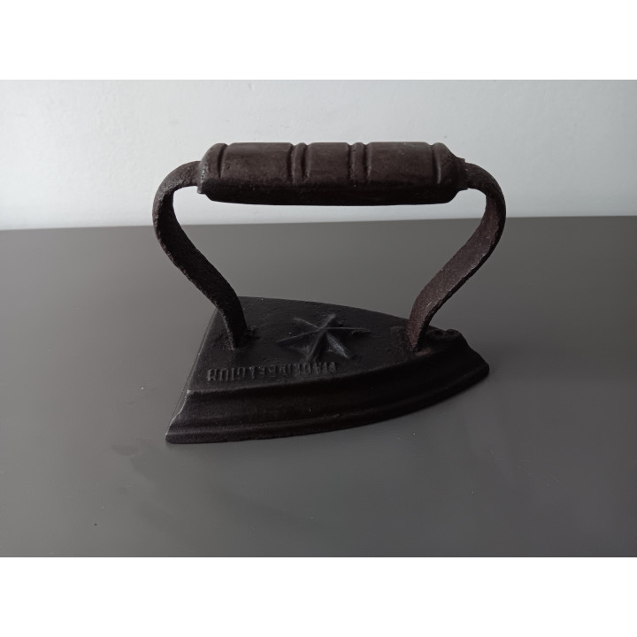 Antiek gietijzeren strijkijzer