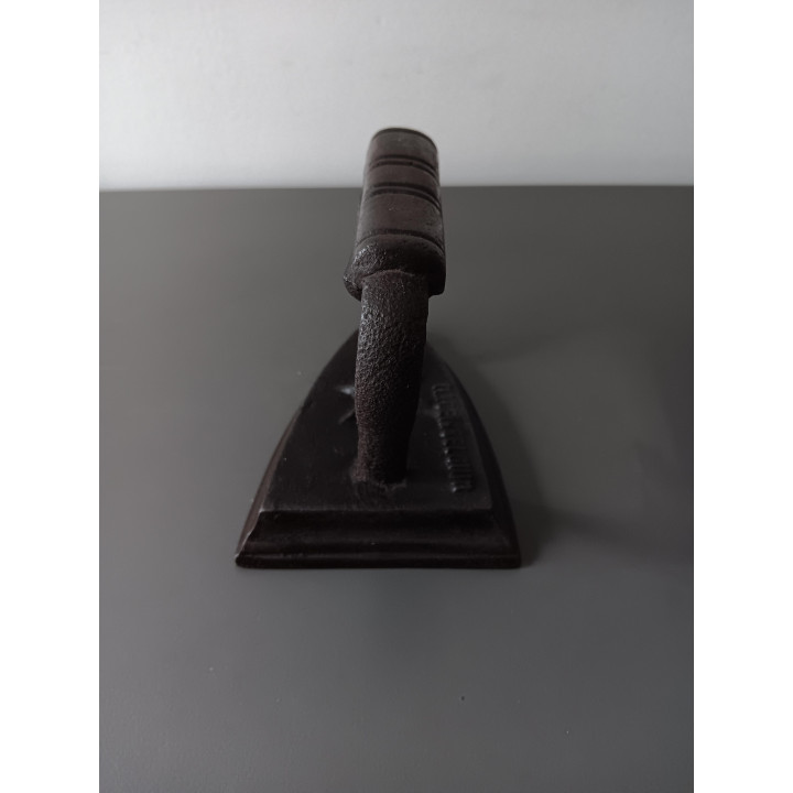 Antiek gietijzeren strijkijzer