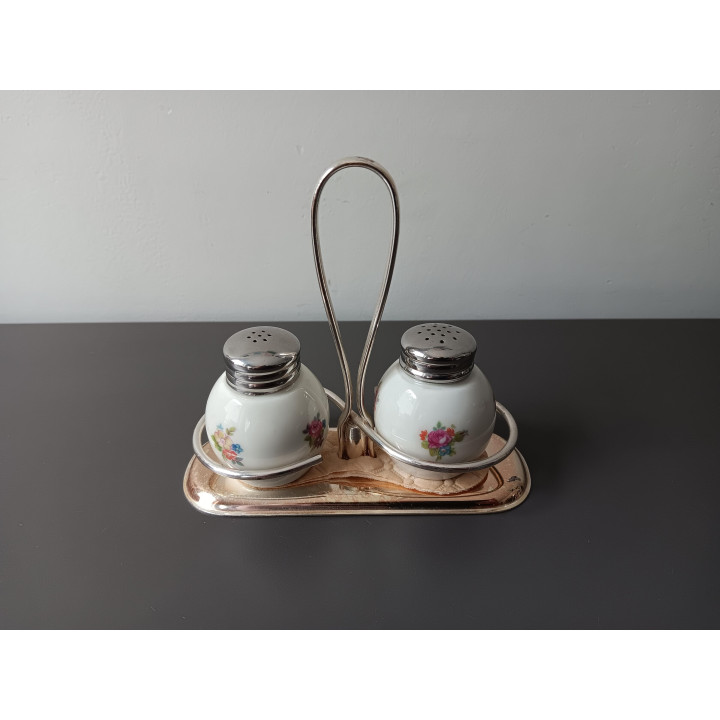 Vintage zout en peper stel op metalen houder