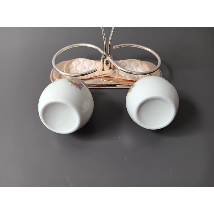 Vintage zout en peper stel op metalen houder