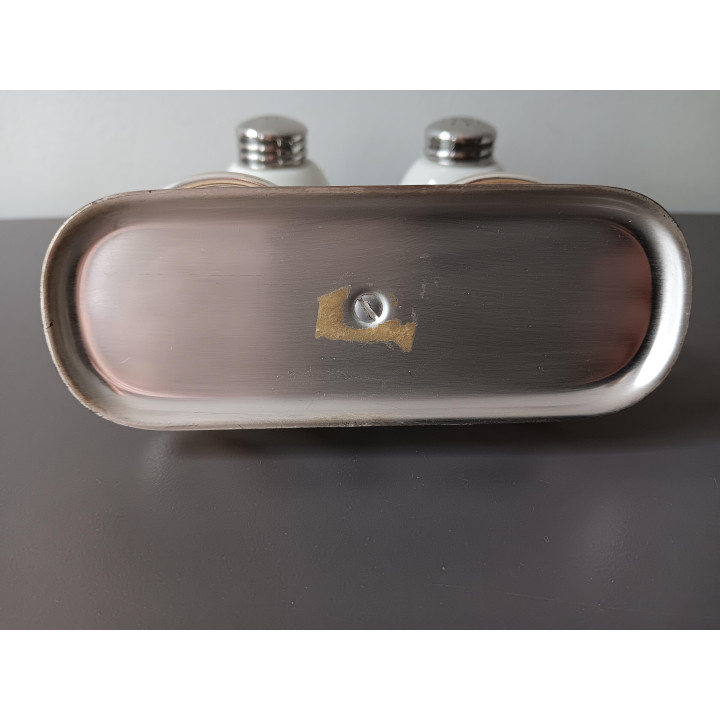 Vintage zout en peper stel op metalen houder
