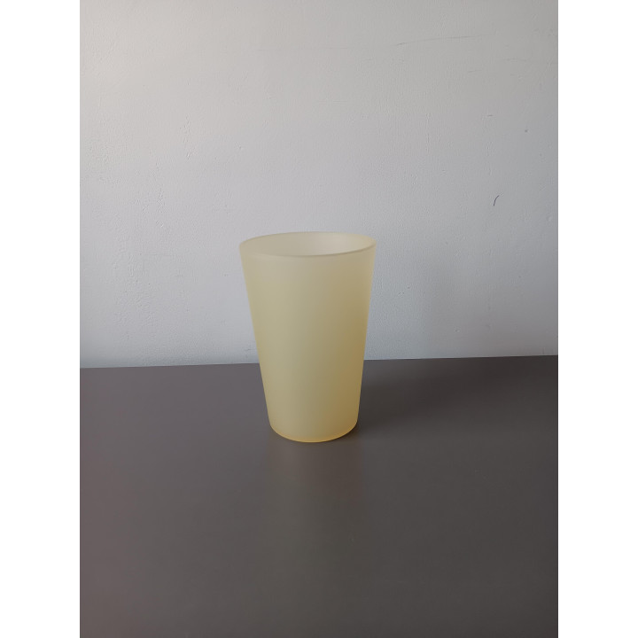 Lichtgele kunststof beker