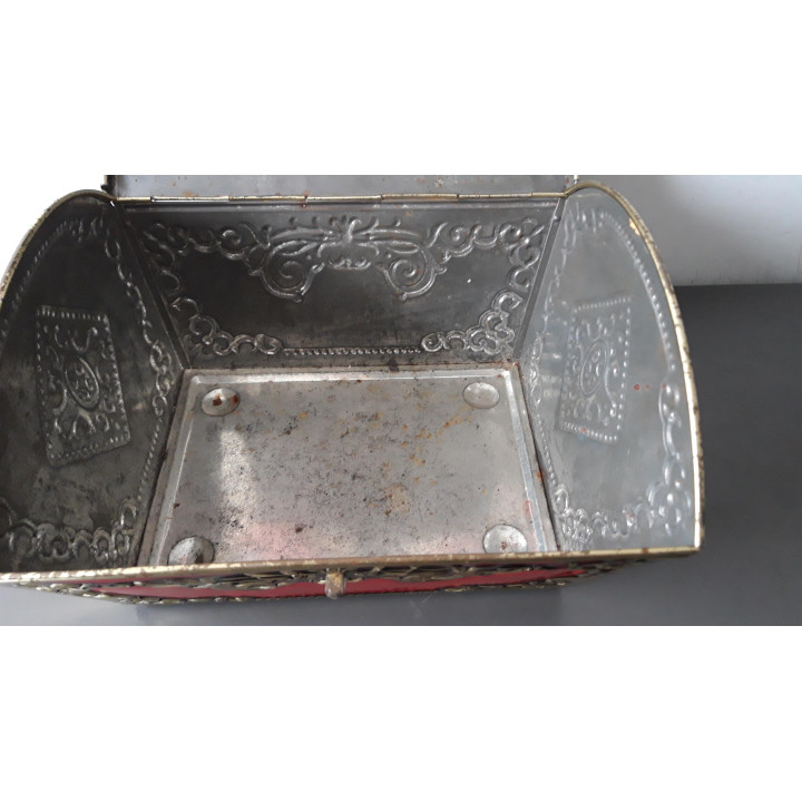 Vintage metalen schatkist blik rood goudkleurig