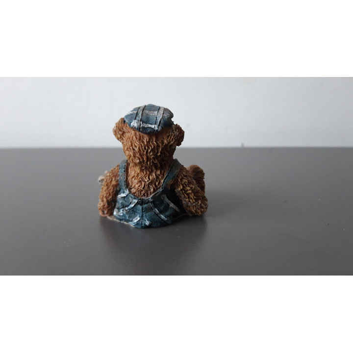 Berenbeeldje met speelgoedpaardje en muisje
