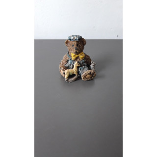 Klein berenbeeldje met speelgoedpaardje en muisje