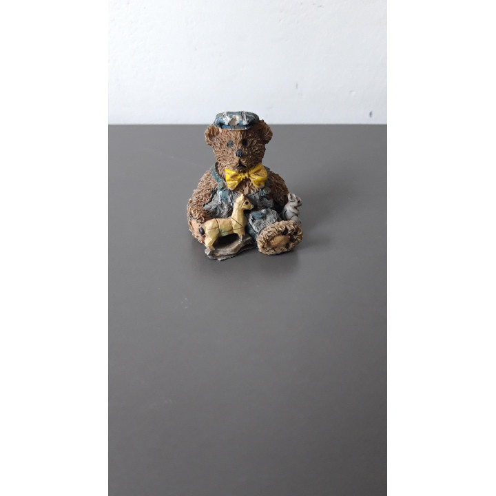 Klein berenbeeldje met speelgoedpaardje en muisje