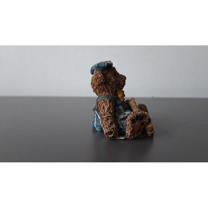 Berenbeeldje met speelgoedpaardje en muisje