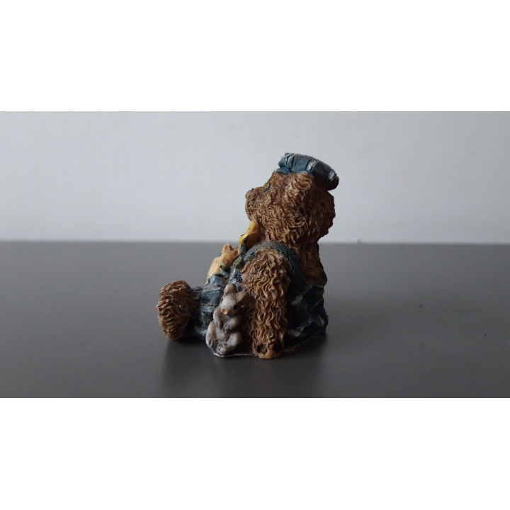 Klein berenbeeldje met speelgoedpaardje en muisje