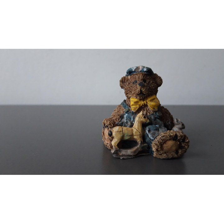 Berenbeeldje met speelgoedpaardje en muisje