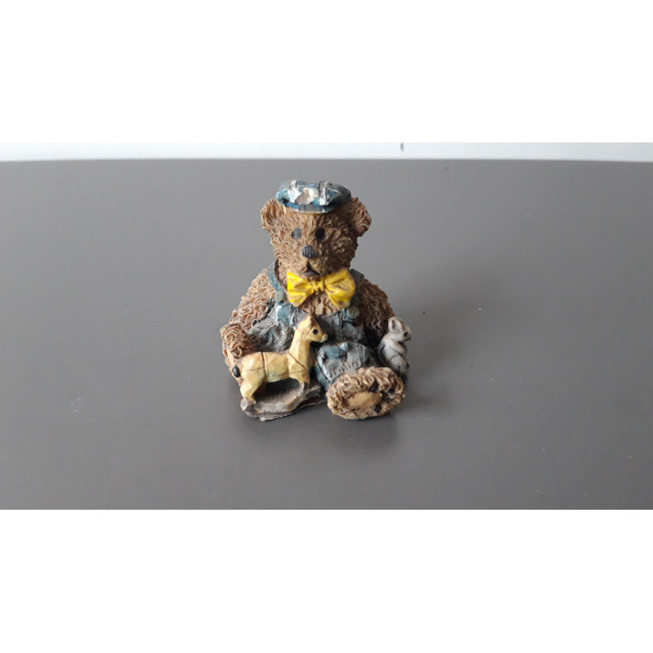 Klein berenbeeldje met speelgoedpaardje en muisje