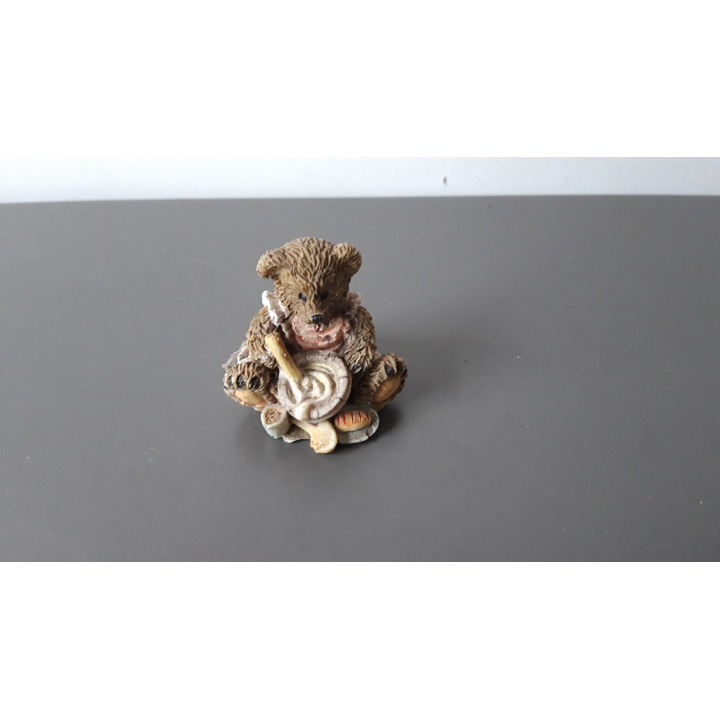 Klein berenbeeldje bakker met deegkom