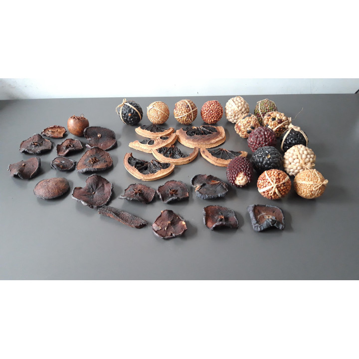 Decoratieve set gedroogde sinaasappel schijven en zaadbollen