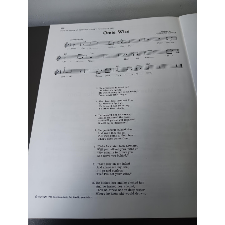 124 Folk Songs - Folkways Records (muziekboek)