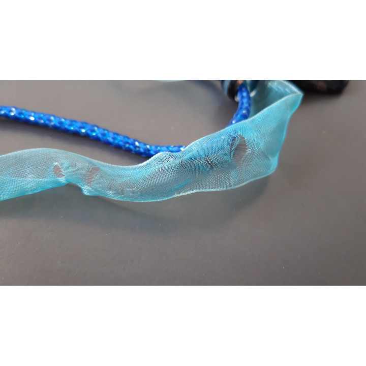 Blauwe halsketting met glashanger druppelvorm