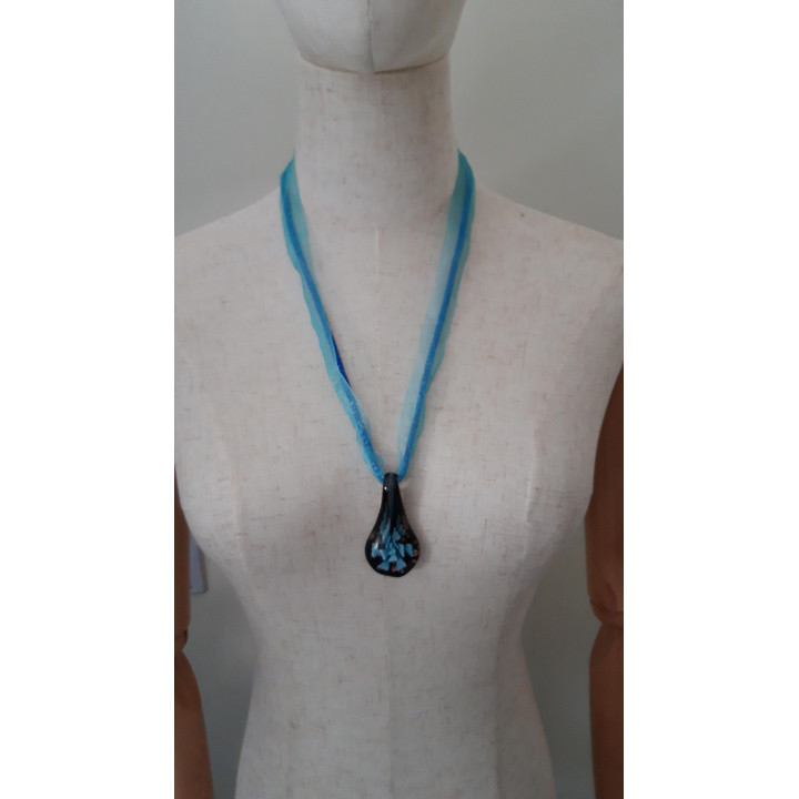 Blauwe halsketting met glashanger druppelvorm