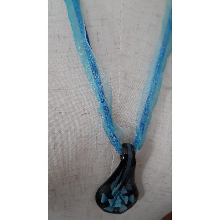 Blauwe halsketting met glashanger druppelvorm