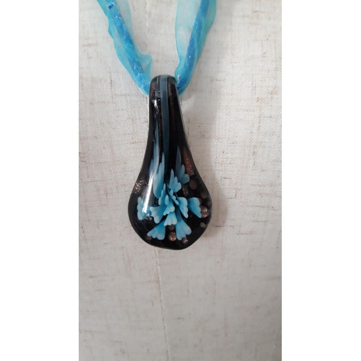 Blauwe halsketting met glashanger druppelvorm