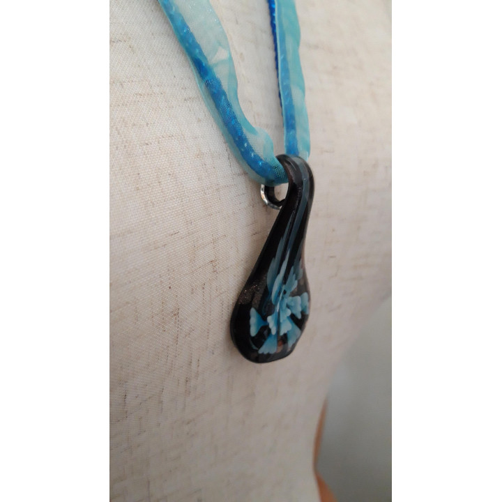Blauwe halsketting met glashanger druppelvorm