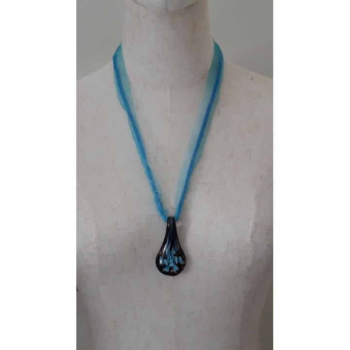 Blauwe halsketting met glashanger druppelvorm