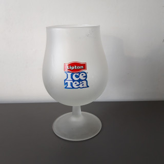 Lipton Ice Tea frosted glas op voet