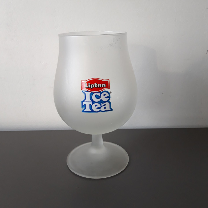 Lipton Ice Tea frosted glas op voet