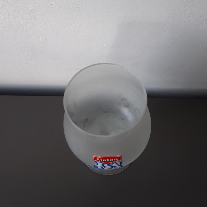 Lipton Ice Tea frosted glas op voet