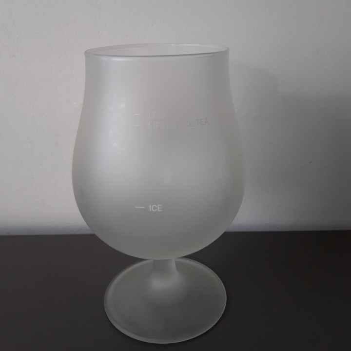 Lipton Ice Tea frosted glas op voet