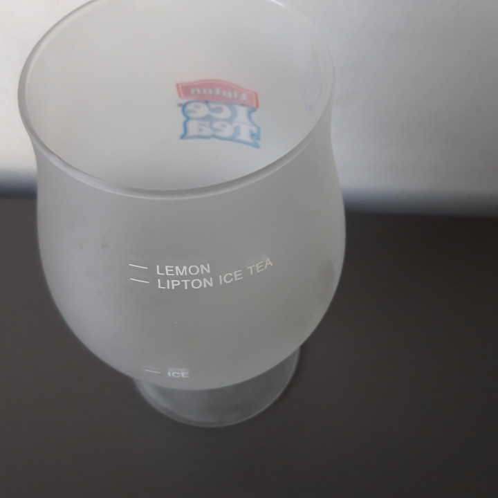 Lipton Ice Tea frosted glas op voet