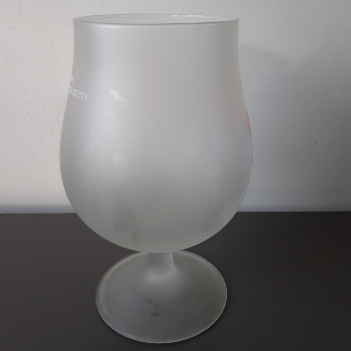 Lipton Ice Tea frosted glas op voet