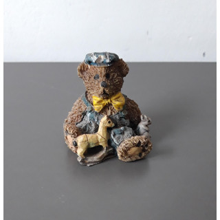 Klein berenbeeldje met speelgoedpaardje en muisje