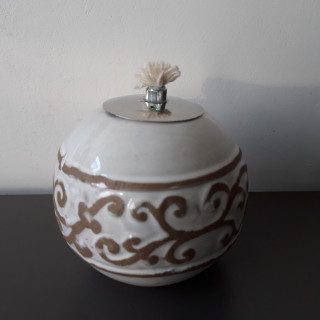 Keramische oliebrander met bruin decor