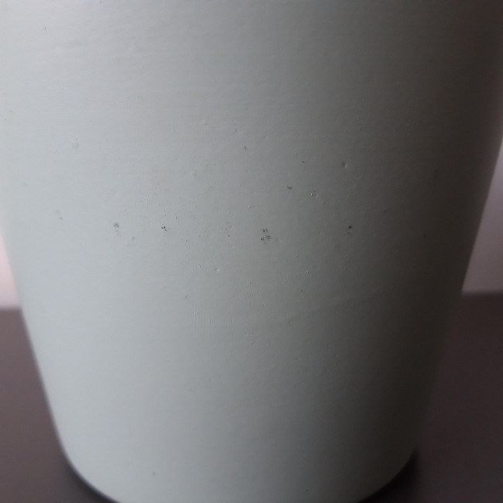 Lichtgroene keramieken bloempot