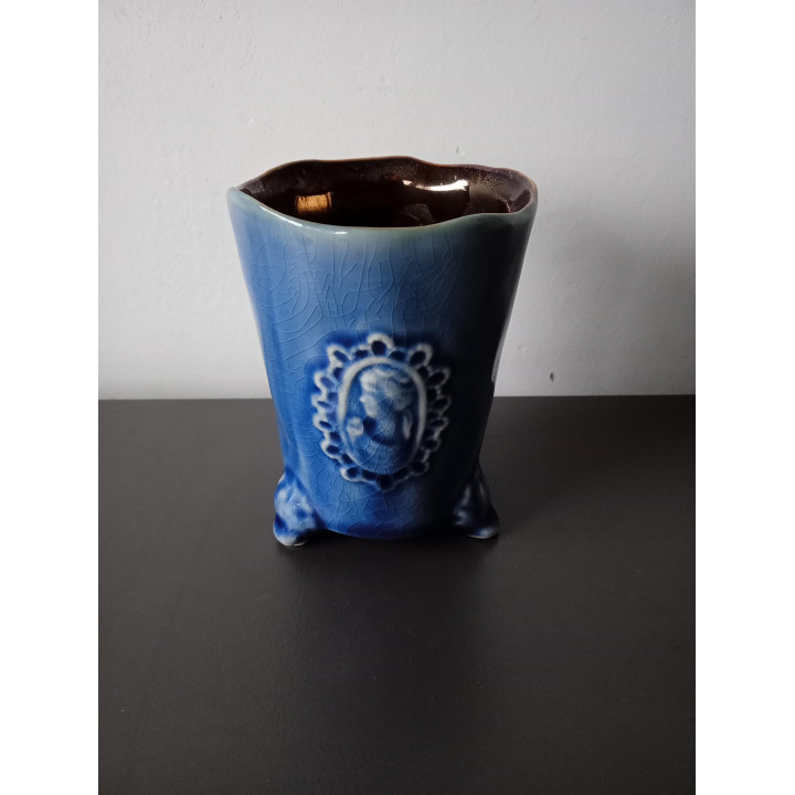 Blauw keramieken vaasje met reliëf op pootjes