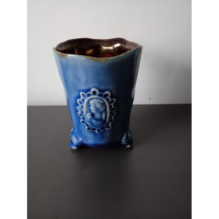 Blauw keramieken vaasje met reliëf op pootjes