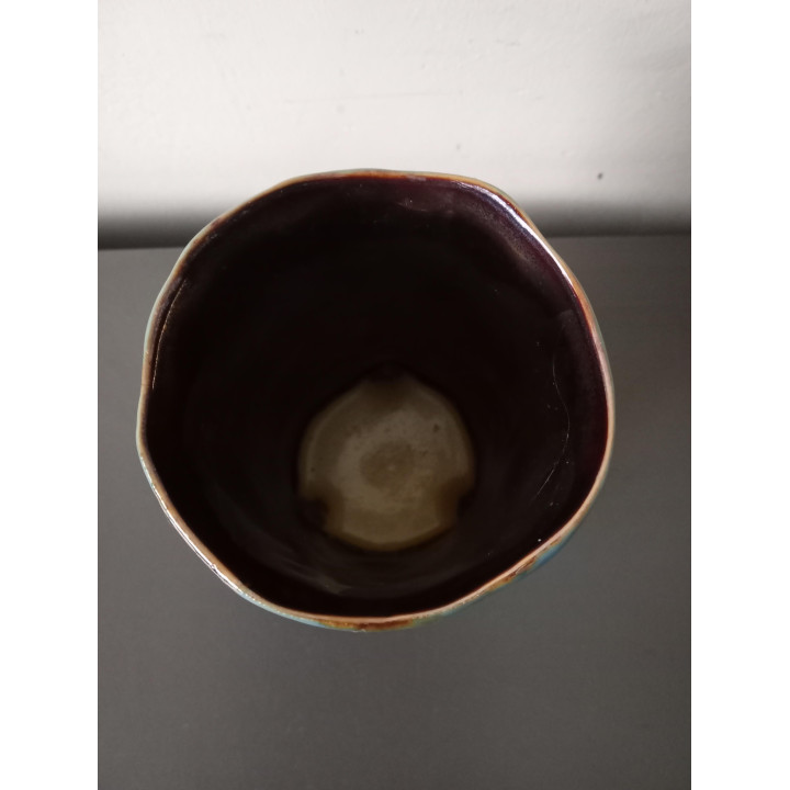 Blauw keramieken vaasje met reliëf op pootjes