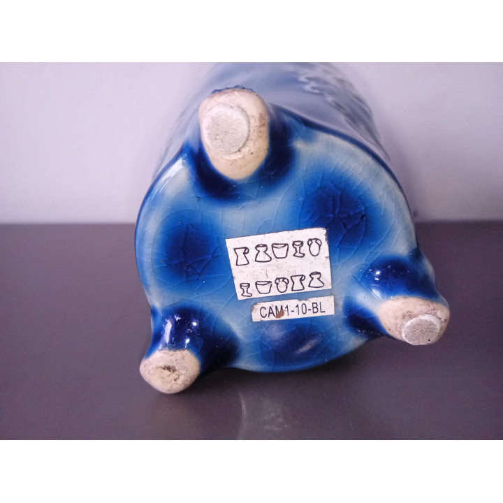 Blauw keramieken vaasje met reliëf op pootjes